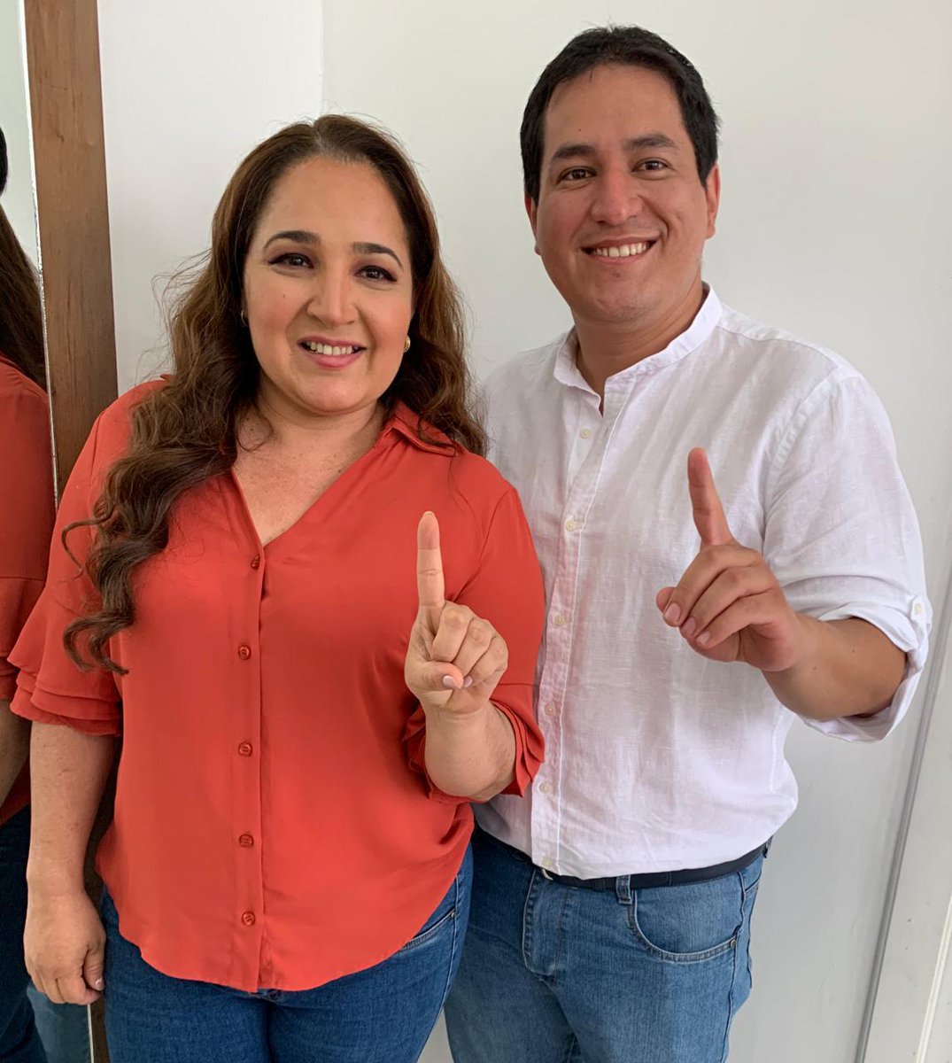DanielTelloC5's tweet photo. La Alianza de la esperanza Listas 1 - 5. Vamos a recuperar el futuro digno para todos los ecuatorianos.
Que viva Compromiso Social por la Revolución Ciudadana!!!!! 
Que viva Centro Democrático!
Que viva el Ecuador!
Que viva @MashiRafael Correa!
@VanessaFreireV5 @CompromisoRC5 https://t.co/1R4HrpVsEC