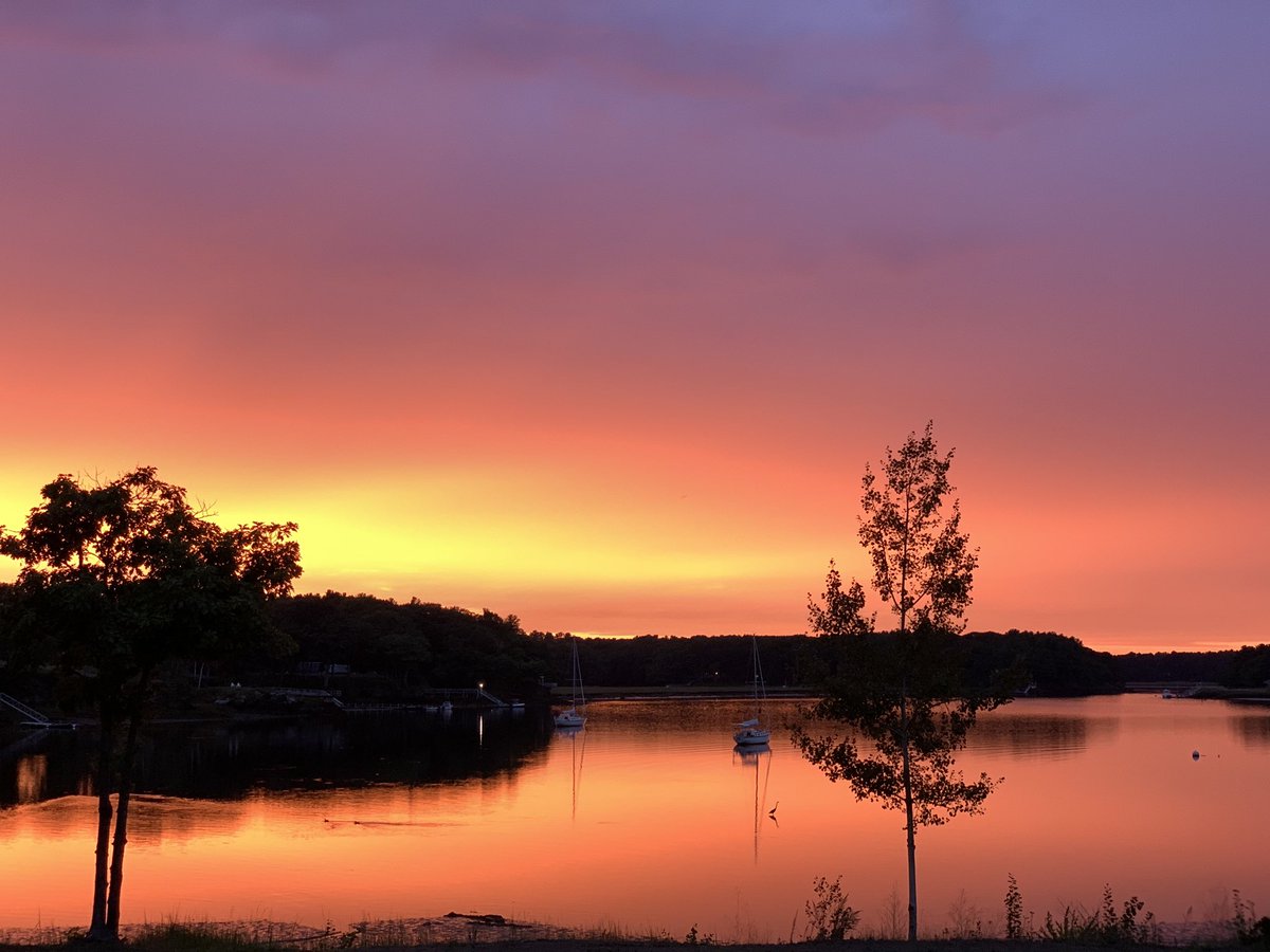 JamesHerbert's tweet photo. Sunset this evening from the Biddeford campus. We are so fortunate to live and study in such a beautiful place.#mainesunset #maskupUNE https://t.co/MY7gNO8gyN