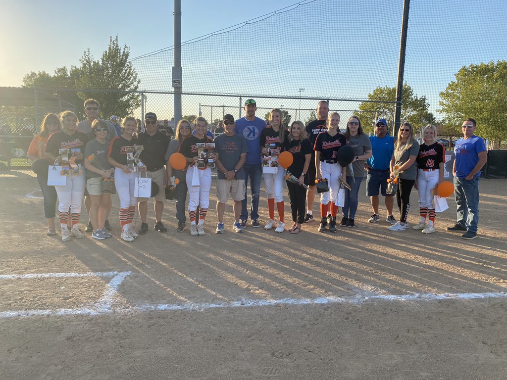 ActivitiesKV's tweet photo. Lady Tiger Softball Senior Night 🐯 
KV wins 10-0! https://t.co/Aibkmb0PAs