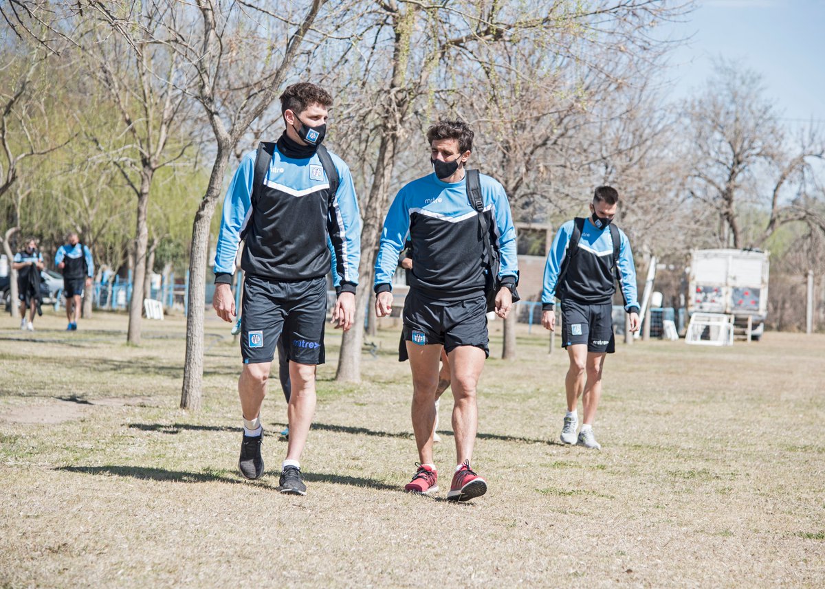 EstudiantesRio4's tweet photo. #LaVuelta El plantel entrenó bajo la supervisión del DT Marcelo Vázquez, junto a los asistentes Alberto Salomón y Seferino Flores y PFs Ricardo Palladino y Juan Nahas. Los arqueros con su preparador José Mancinelli. ⚽️🦁#QueLindoVolverAVerte https://t.co/NJ1hUNpuve