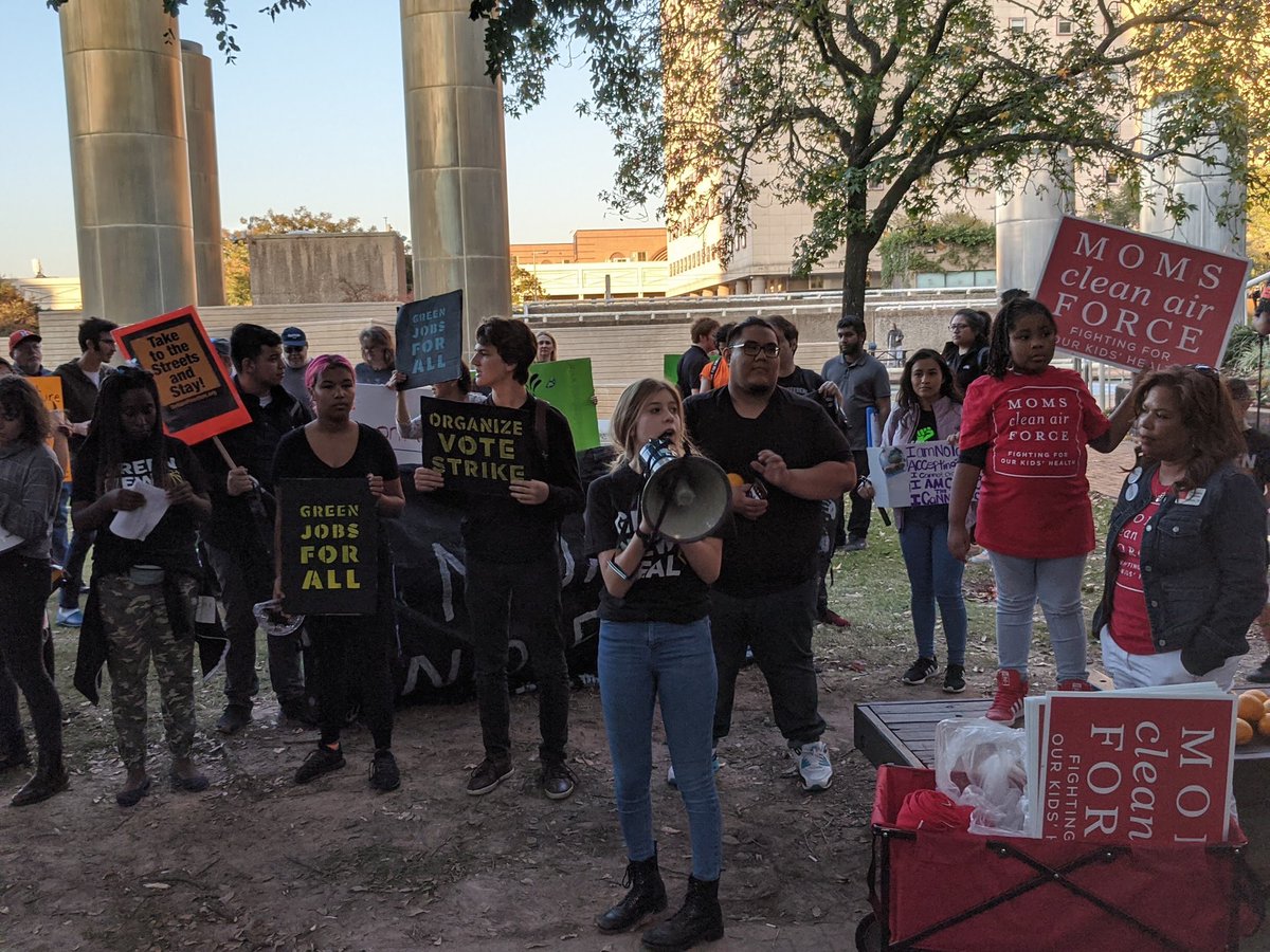 htxclimstrike's tweet photo. #hycs #climatejustice #htxclimatestrike #climatestrike #noactionnofuture https://t.co/EPfYPL1PNK