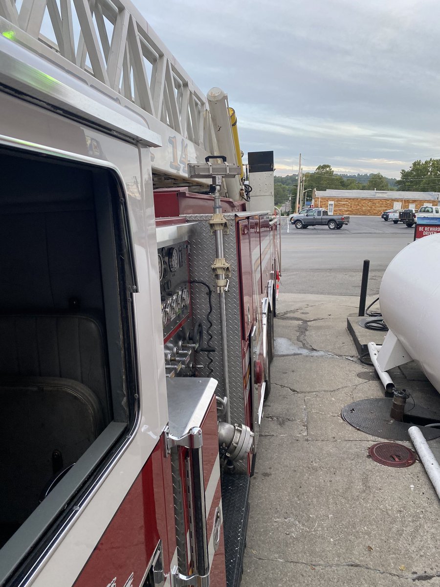 PadreRobLee's tweet photo. Just riding around backwards getting fuel. #Tower14 🚒 https://t.co/QLK3N7CVnW