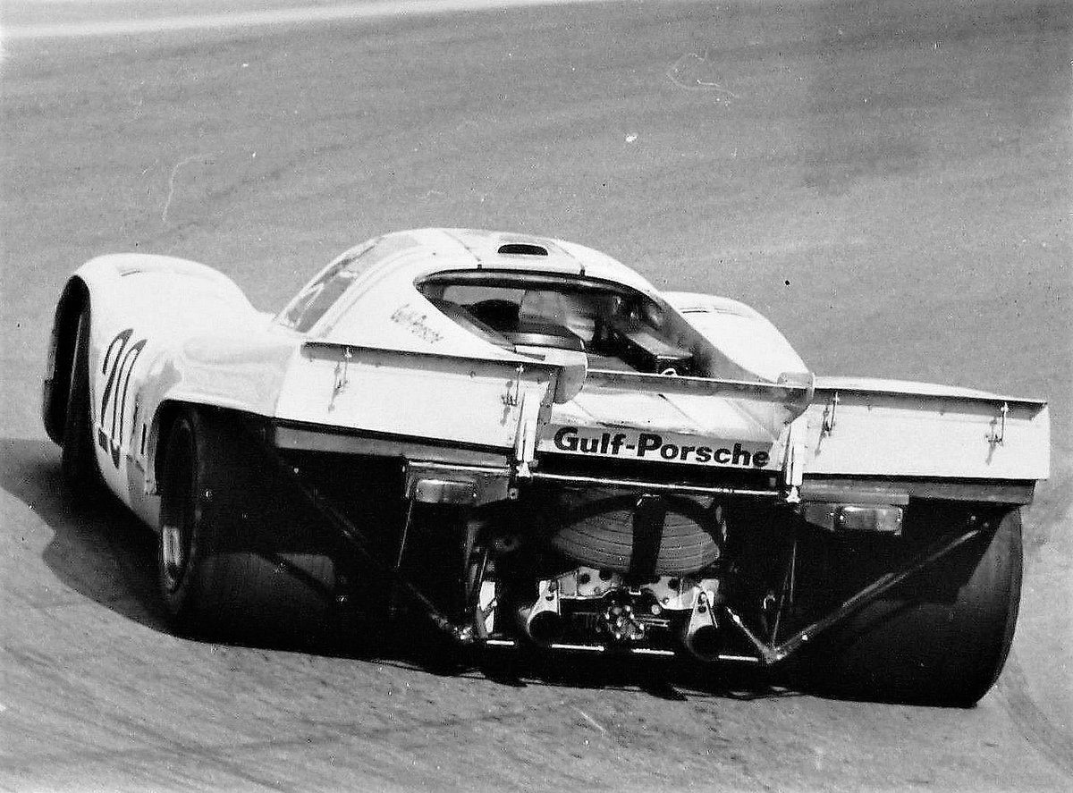 Archillect tweet media