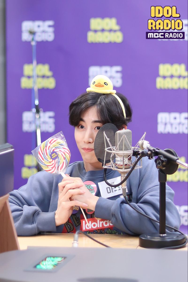 📻🎙️🎶
𝟥𝑟𝑑 𝑠𝑒𝑝𝑡𝑒𝑚𝑏𝑒𝑟

— Hoy en la apertura del <a href="/idolrxdio_B/">Idolrxdio</a> como primeros invitados GOT7, se sentía honrado de poder volver a entrar allí pero en la sucursal de la Villa RB.—