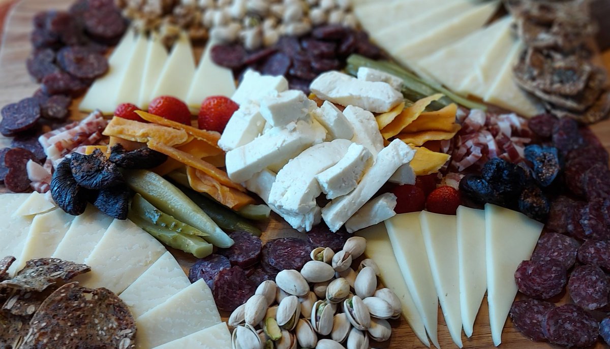 stonetowncheese's tweet photo. Charcuterie board with fresh curds, Homecoming and Grand Trunk! What is your favourite cheese to put on a charcuterie board? #freshcurds #homecoming #grandtrunk
@ScenicHolsteins https://t.co/ENJtyErR5O