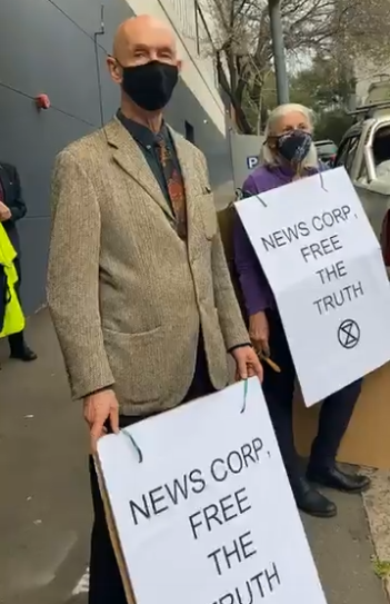 slpng_giants_oz's tweet photo. Its a crazy situation when the ordinary people of Australia have to dump bullshit on the doorstep of News Corp in an effort to get them to report the TRUTH.

Murdoch controls over 70% of media in Australia &amp; continues to betray the trust of their privileged position.

#Auspol https://t.co/onyDeoAZTb