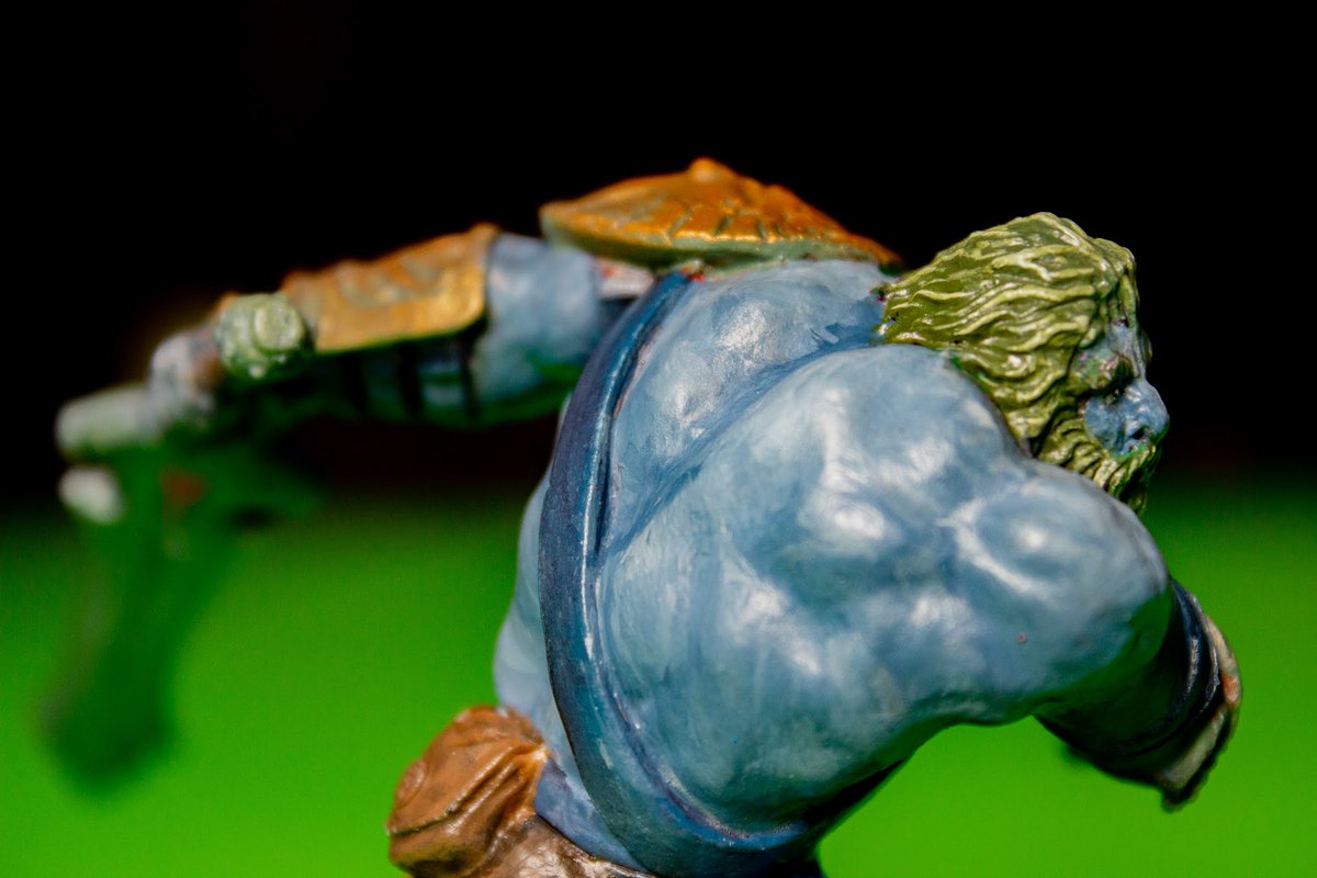 TooMiniOwlbears's tweet photo. I finished painting my 77163 Reaper Storm Giant and 77162 Yephima Cloud Giant and colored them as a "matching set". I've been painting for 2 months now and these guys were my attempt at detail work, color theory, and wet blending. Storm giant below #RconShowcase2020 https://t.co/N01m4D5HUE