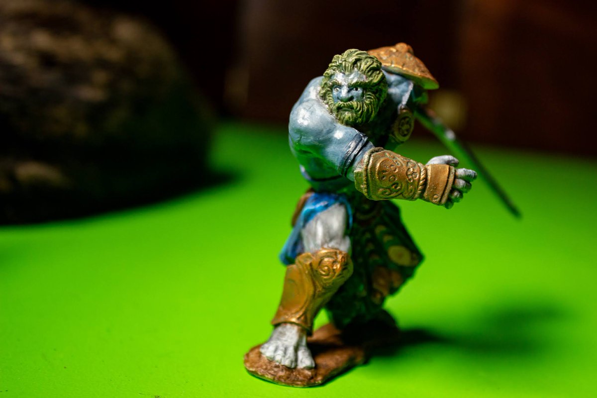 TooMiniOwlbears's tweet photo. I finished painting my 77163 Reaper Storm Giant and 77162 Yephima Cloud Giant and colored them as a "matching set". I've been painting for 2 months now and these guys were my attempt at detail work, color theory, and wet blending. Storm giant below #RconShowcase2020 https://t.co/N01m4D5HUE