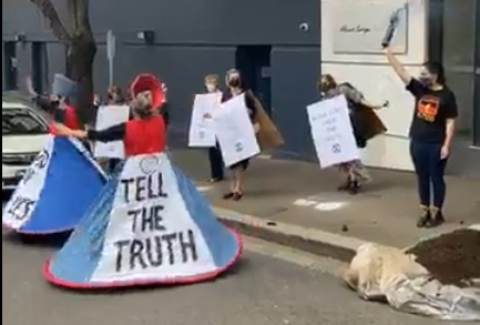 slpng_giants_oz's tweet photo. Its a crazy situation when the ordinary people of Australia have to dump bullshit on the doorstep of News Corp in an effort to get them to report the TRUTH.

Murdoch controls over 70% of media in Australia &amp; continues to betray the trust of their privileged position.

#Auspol https://t.co/onyDeoAZTb