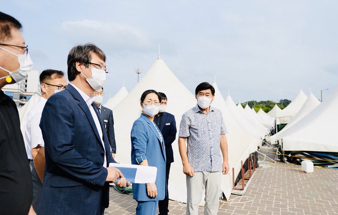 <지금은 잠시 멈췄지만 다시 일어날 겁니다>

오늘은 4일, 모란5일장이 서는 날이죠. 8월 3번 휴장에 이어 또 멈춰섰습니다. 

공동체의 안전을 위해 어려운 결정을 해주신 상인회 여러분께 다시 한번 감사의 말씀을 드립니다. 이 고비가 지나면 거짓말같이 일어설 겁니다. 그 방법을 찾고 돕겠습니다