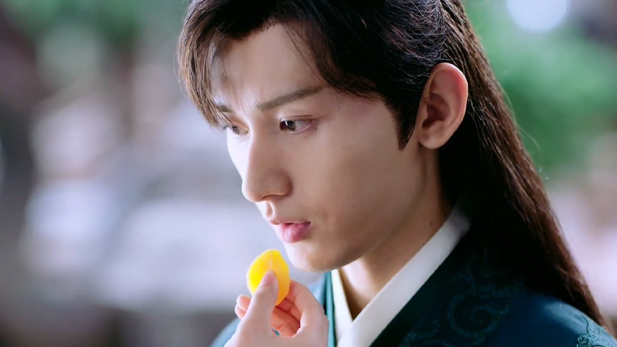 Xuanji gave him dried fruit so he can cope with his punishment. #Episode4  #LoveAndRedemption