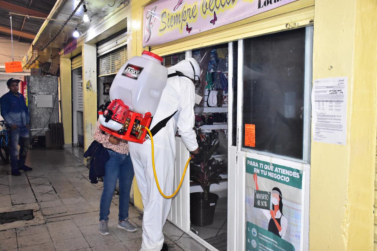 A_VCarranza's tweet photo. #Covid19| Para asegurar que vecinos y locatarios realicen sus compras de manera segura y evitar contagios, se acude a sanitizar interior del mercado Cuchilla Pantitlán, en la colonia del mismo nombre.
@julio_morenori

#VCEnServicio
#ProtégeteYProtegeALosDemás https://t.co/AUF8kV6EKc