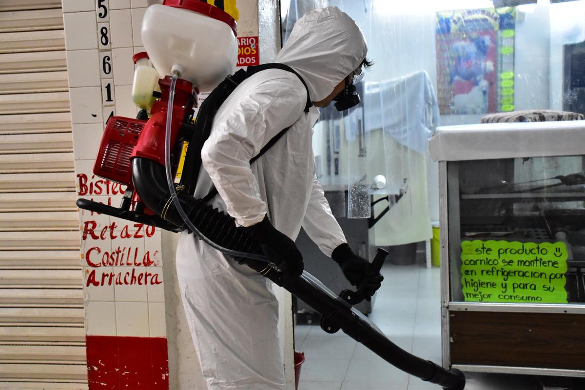 A_VCarranza's tweet photo. #Covid19| Para asegurar que vecinos y locatarios realicen sus compras de manera segura y evitar contagios, se acude a sanitizar interior del mercado Cuchilla Pantitlán, en la colonia del mismo nombre.
@julio_morenori

#VCEnServicio
#ProtégeteYProtegeALosDemás https://t.co/AUF8kV6EKc