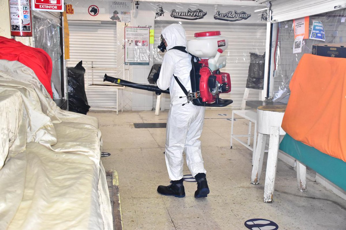 A_VCarranza's tweet photo. #Covid19| Para asegurar que vecinos y locatarios realicen sus compras de manera segura y evitar contagios, se acude a sanitizar interior del mercado Cuchilla Pantitlán, en la colonia del mismo nombre.
@julio_morenori

#VCEnServicio
#ProtégeteYProtegeALosDemás https://t.co/AUF8kV6EKc