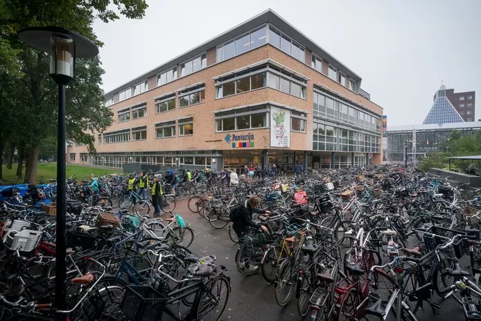 Park yeri bulma her ülkede bir dert..
Burası da Hollanda.
Ancak bir fark var.

Park yeri bulamayan araç ise çevre ve sağlık dostu BİSİKLET...
Üstelik burası bir ortaokul...
#Covid_19 #millitakim