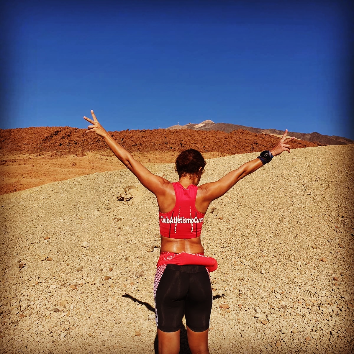 rujamarcnctrail's tweet photo. Nuestra compañera Simoni 🇧🇷 no ha podido resistirse a dejar huella  👣 en el top de nuestras cumbres, el Teide 🗻 Se ha pegado unos buenos entrenos en altura estos días ...

#clubatletismocuenca #cacuencadolomia #runningcuenca 
#trailrunning #trailrunnincuenca #teide #tenerife https://t.co/Z9i6E0pp0e