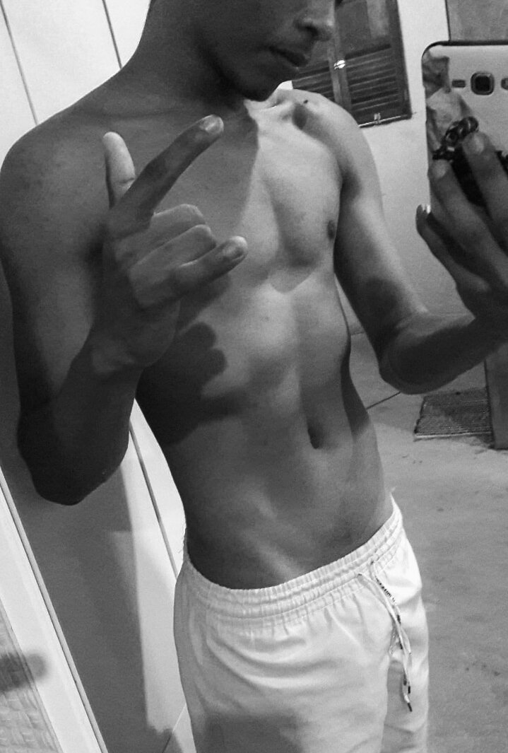 oadelminho's tweet photo. Deve ser horrível dormir sem mim 😏😅🎶 https://t.co/cnkdnS7Wfu