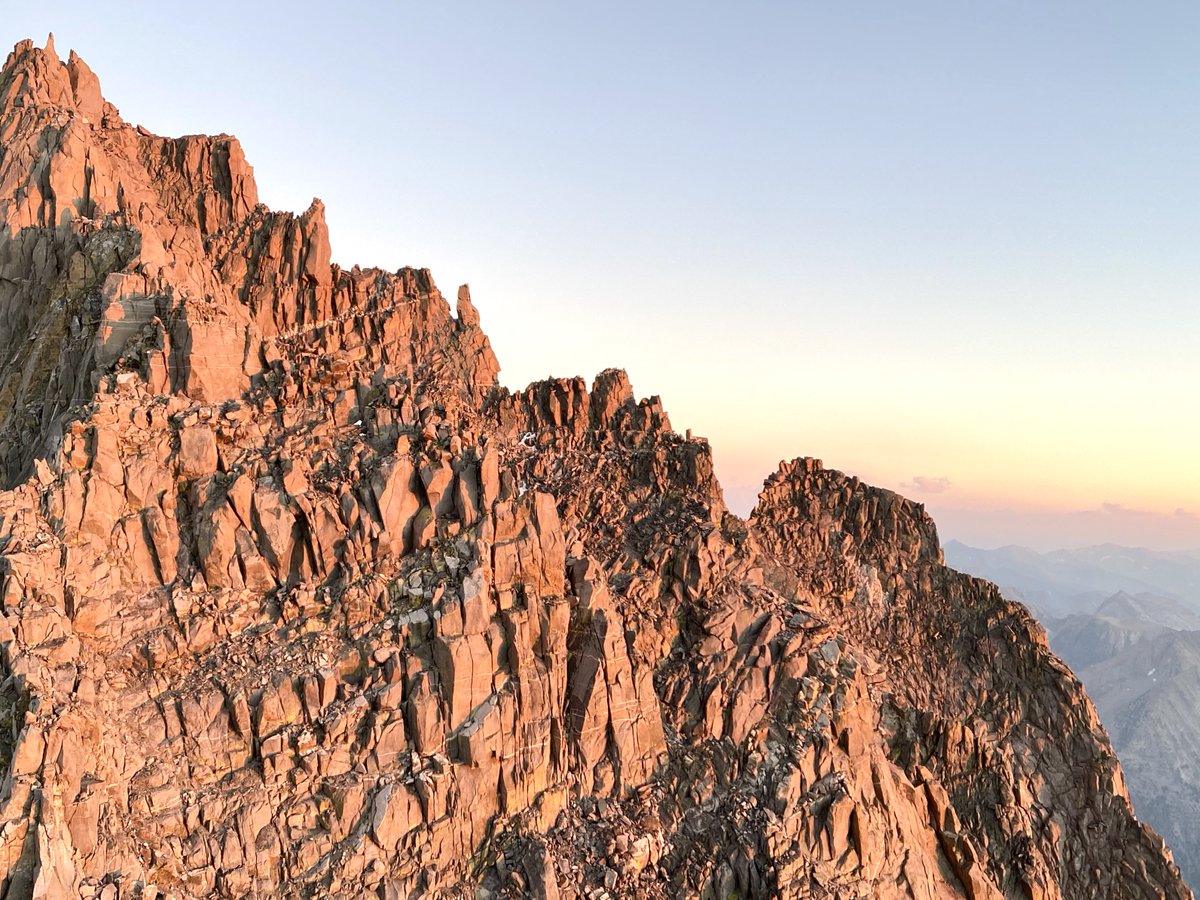 illya__v's tweet photo. Evening #alpenglow on #StarlightPeak (14,200 ft.) seen from just below #ThunderboltPeak in #ThePalisades region of the #EasternSierra | #PalisadeTraverse #ca14ers #HighSierra #SierraNevada #mountainscapes https://t.co/h8vVKGNba7