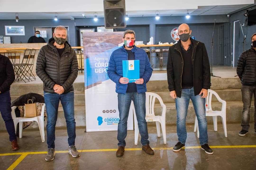 Martino_Alberto's tweet photo. Continuando con el programa de "Asistencia Económica a Clubes", hoy les entregamos a instituciones del departamento Tercero Arriba.💪
Este subsicio es una muestra que el @gobdecordoba sabe el compromiso y esfuerzo que hacen los clubes para el desarrollo deportivo y social👏 https://t.co/gflJCE2Fc2