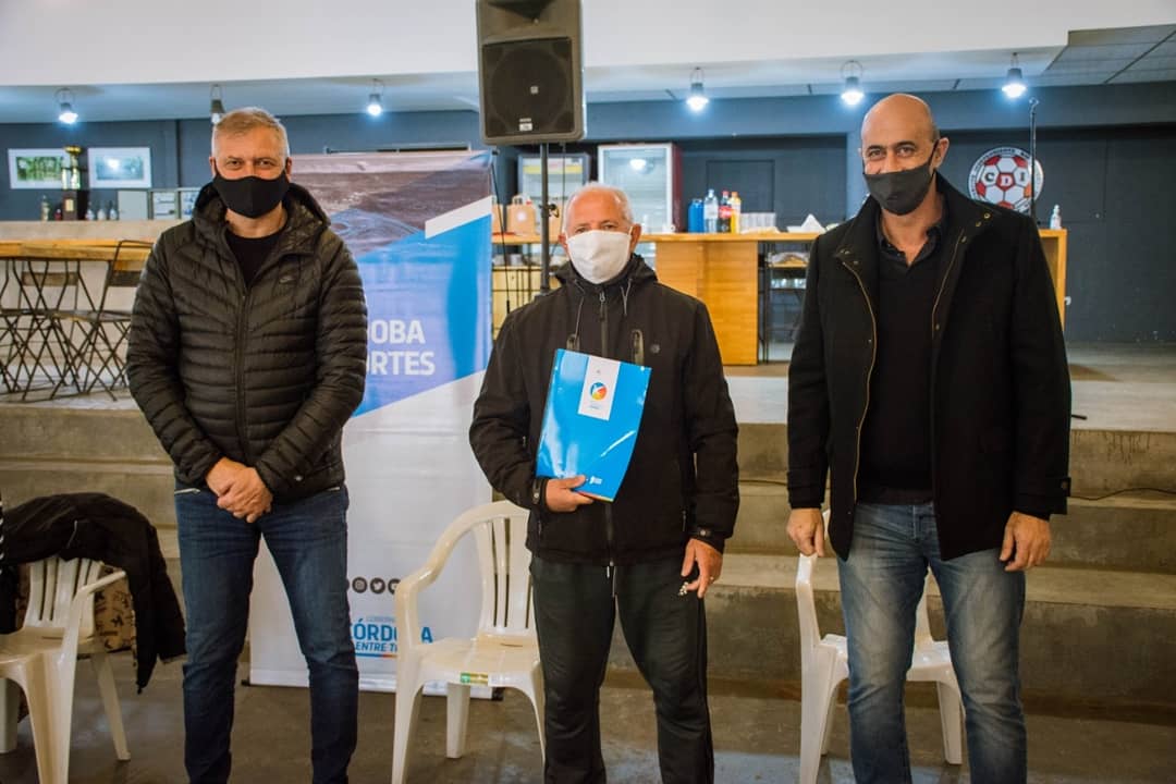 Martino_Alberto's tweet photo. Continuando con el programa de "Asistencia Económica a Clubes", hoy les entregamos a instituciones del departamento Tercero Arriba.💪
Este subsicio es una muestra que el @gobdecordoba sabe el compromiso y esfuerzo que hacen los clubes para el desarrollo deportivo y social👏 https://t.co/gflJCE2Fc2