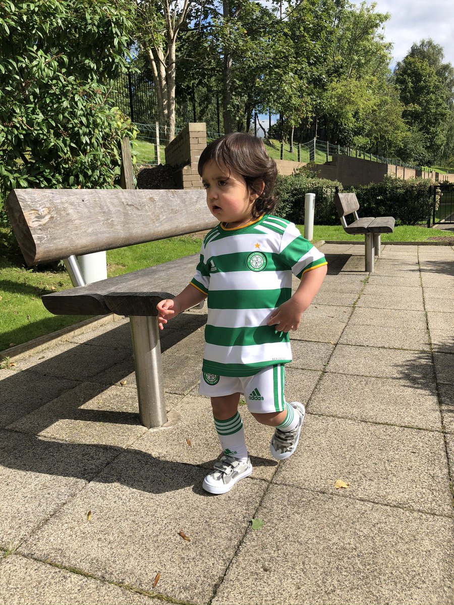 StrikeTheMike's tweet photo. The next generation! #Celtic 💚 https://t.co/IeHefKVOdo