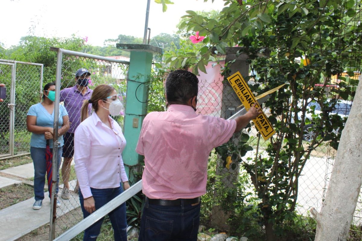 DipAzucenaR's tweet photo. Hoy tuve el gusto de visitar la comunidad de la Isla con el Sub #AgenteMunicipal, Rodrigo Bernabé Mendez para platicar con la gente, conocer sus necesidades y entregarles material para pozos públicos💯🙋♀️. ¡Gracias por la confianza y por recibirme tan calurosamente! #MujerPRD 🌸 https://t.co/K8aqJ6nk0w