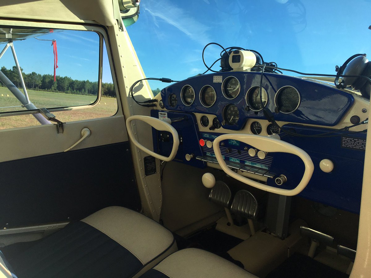 jmesure33's tweet photo. Étape à #RionDesLandes @LesLandes40 et Surprise : un #Cessna140 et #Luscombe8A côte à côte. Les faux jumeaux ✈️ qui faisaient la Une du magazine #AviaSport cet été https://t.co/vNP399BUwe