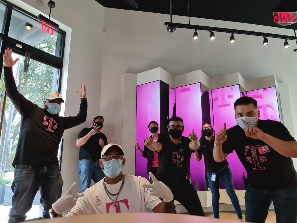 cristhalegend's tweet photo. Happy #Thursday! 🙌 We have our FSM @Henry_Samsung &amp; the NTX truck teams in the house!😎 It will be a great day here @shopsatlegacy, the best place to experience @TMobile! #TXDNA  #SouthNeverSettles https://t.co/DQtmDuJg8a