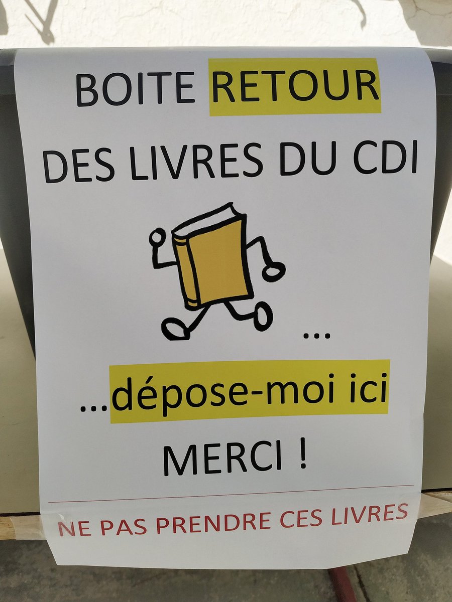 profdocdocdoc's tweet photo. Installation du "CDI dans la cour" #profsdocs #demerdentiel https://t.co/dtrO9wMeW5