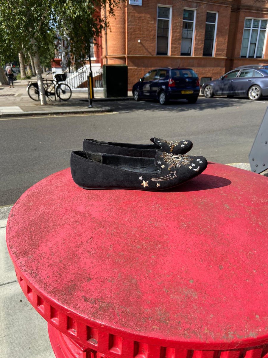 docdidido's tweet photo. #marypoppins is back in #maidavale it seems... Or is it #Aladdin or #HarryPotter perhaps? #shoes left as #streetart on a red #royalmail #postbox. #flytipping? Me thinks so. #w9 #london #mywestminster #keepmaidavaleclean #magic https://t.co/L7sQcpUFyO