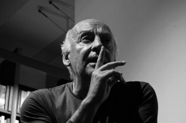 cccesssarrr's tweet photo. “Hoy, más que nunca, es preciso soñar. Soñar juntos sueños que se desensueñen y en materia mortal encarnen”
-
Eduardo Galeano nacía tal día como hoy en Montevideo (Uruguay), en 1940. https://t.co/SK7ijtqroK