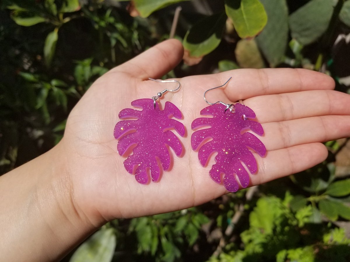 I'll go first! I'm Brittany and I make sterling silver jewlery, keychains, rolling trays, and trinket dishesI ship free & include free gifts (a necklace or keychain)Please RT if you can! http://Etsy.com/shop/TheGroundedFern #Bones  #Butterflywings  #SterlingSilverEarrings  #ShopSmall