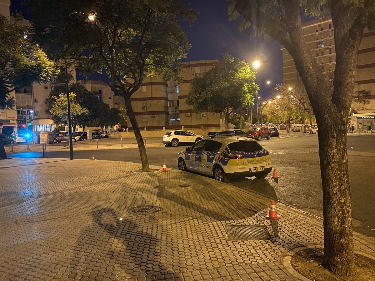 SerranoCenteno's tweet photo. Pues 24 horas despues aqui sigue guardando el parking y evitando que nadie aparque en “su sitio”...
Chapeau por lo bien que lo estan haciendo 🎉🎉#Sevillahoy #Sevilla #CerroAmate https://t.co/IcEJRE6FcR