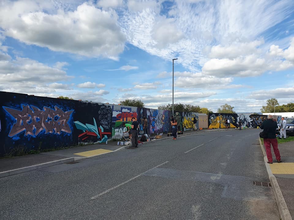jonfcousins's tweet photo. “30 graffiti artists all together in one super artistic happening!”
#Glastonbury’s (unofficial) SOS4 #sprayjam on the ‘Aldi Wall’ with Jewelz Orme + Styles Of Somerset

#graffiti #streetart #streetartglastonbury #art #spraycanart #glastonburymuraltrail

Photos Cllr @BrianOutten https://t.co/O8BTXVg5IZ