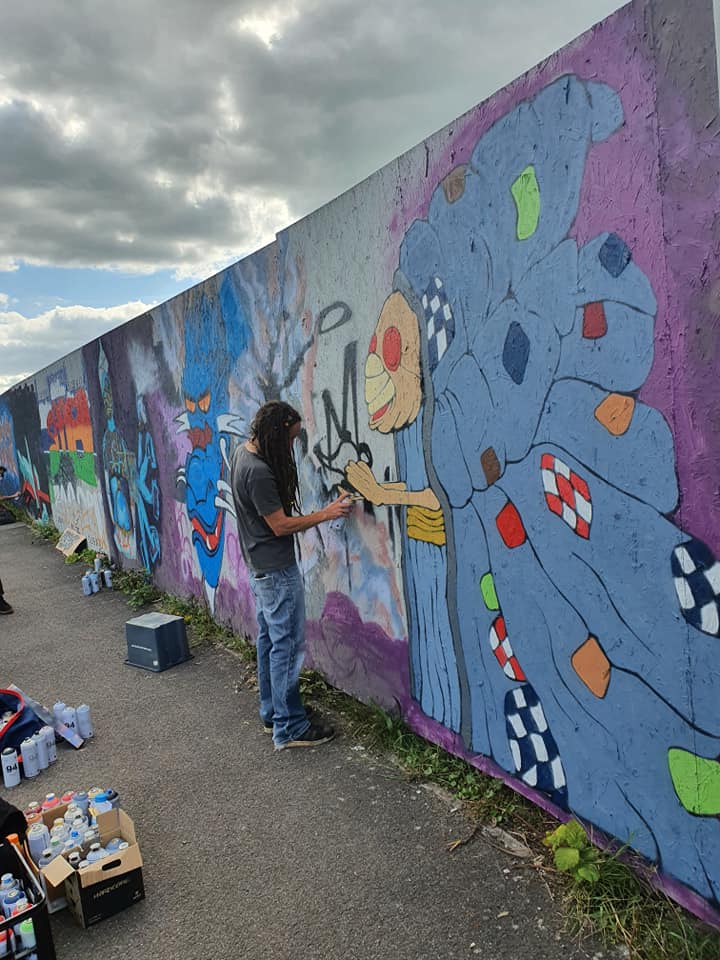 jonfcousins's tweet photo. “30 graffiti artists all together in one super artistic happening!”
#Glastonbury’s (unofficial) SOS4 #sprayjam on the ‘Aldi Wall’ with Jewelz Orme + Styles Of Somerset

#graffiti #streetart #streetartglastonbury #art #spraycanart #glastonburymuraltrail

Photos Cllr @BrianOutten https://t.co/O8BTXVg5IZ