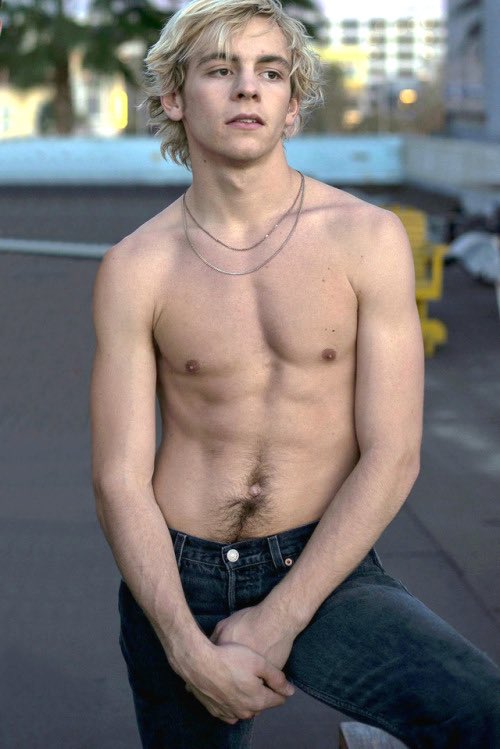 thecelebdaddy's tweet photo. Ross Lynch is the king of hairy trails. https://t.co/VanBOLJYwz
