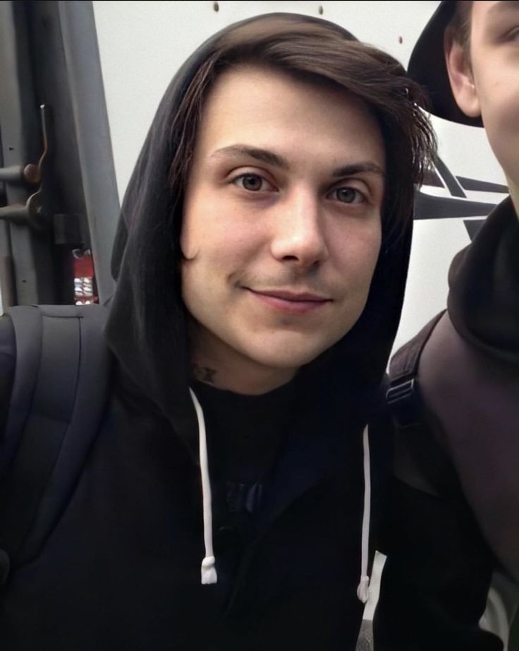 Frank Iero exuding girlfriend energy - a thread