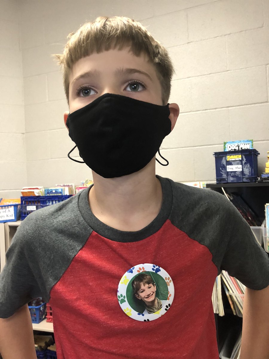 CMasekMPS's tweet photo. I have the best parents! One of them made these buttons so we can see my students’ beautiful faces all day long! @wheeler_mps @MillardPS #proud2bMPS https://t.co/KVyAk0BBz5
