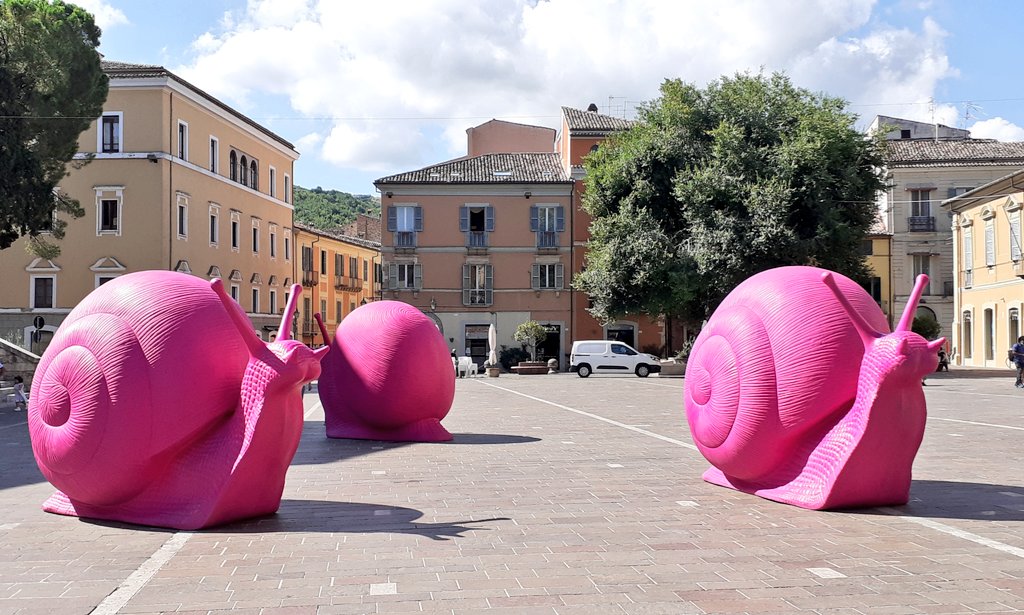 stediprimio's tweet photo. Tra il centro storico e il parco fluviale di #Teramo sono posizionate le installazioni in plastica rigenerata del collettivo @Cra_King 
Natura indomita @Teramoweb @notiziedabruzzo 🐸🐌🐘🦜 https://t.co/zmJa2YK6KT