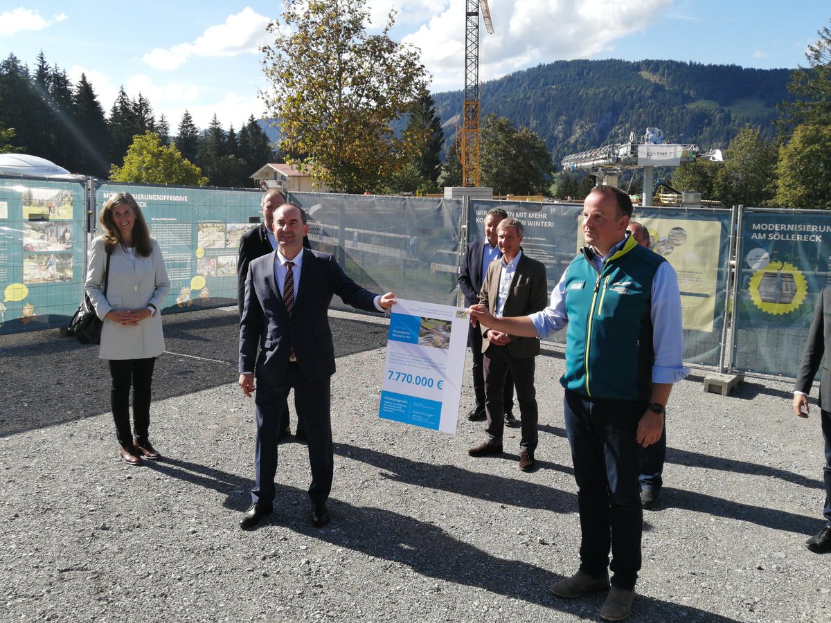Landraetin_OA's tweet photo. https://t.co/Ntus1qRsgH Alles Gute für die weitere Bauphase für den Familienberg Söllereckbahn. Herzlichen Dank an Minister Hubert Aiwanger für Besuch und Unterstützung der regionalen Wertschöpfung. Die Modernisierung an der Söllereckbahn macht die Bahn zukunftsfähig! https://t.co/aM19pdwBdT