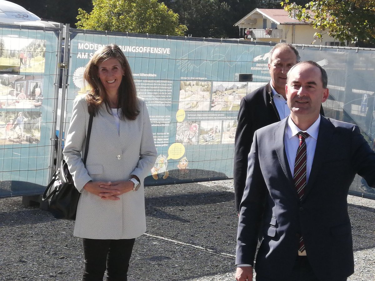 Landraetin_OA's tweet photo. https://t.co/Ntus1qRsgH Alles Gute für die weitere Bauphase für den Familienberg Söllereckbahn. Herzlichen Dank an Minister Hubert Aiwanger für Besuch und Unterstützung der regionalen Wertschöpfung. Die Modernisierung an der Söllereckbahn macht die Bahn zukunftsfähig! https://t.co/aM19pdwBdT