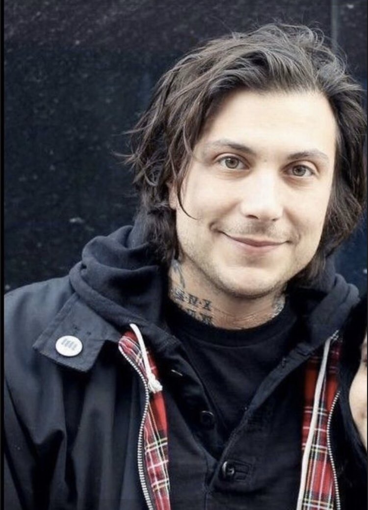 Frank Iero exuding girlfriend energy - a thread
