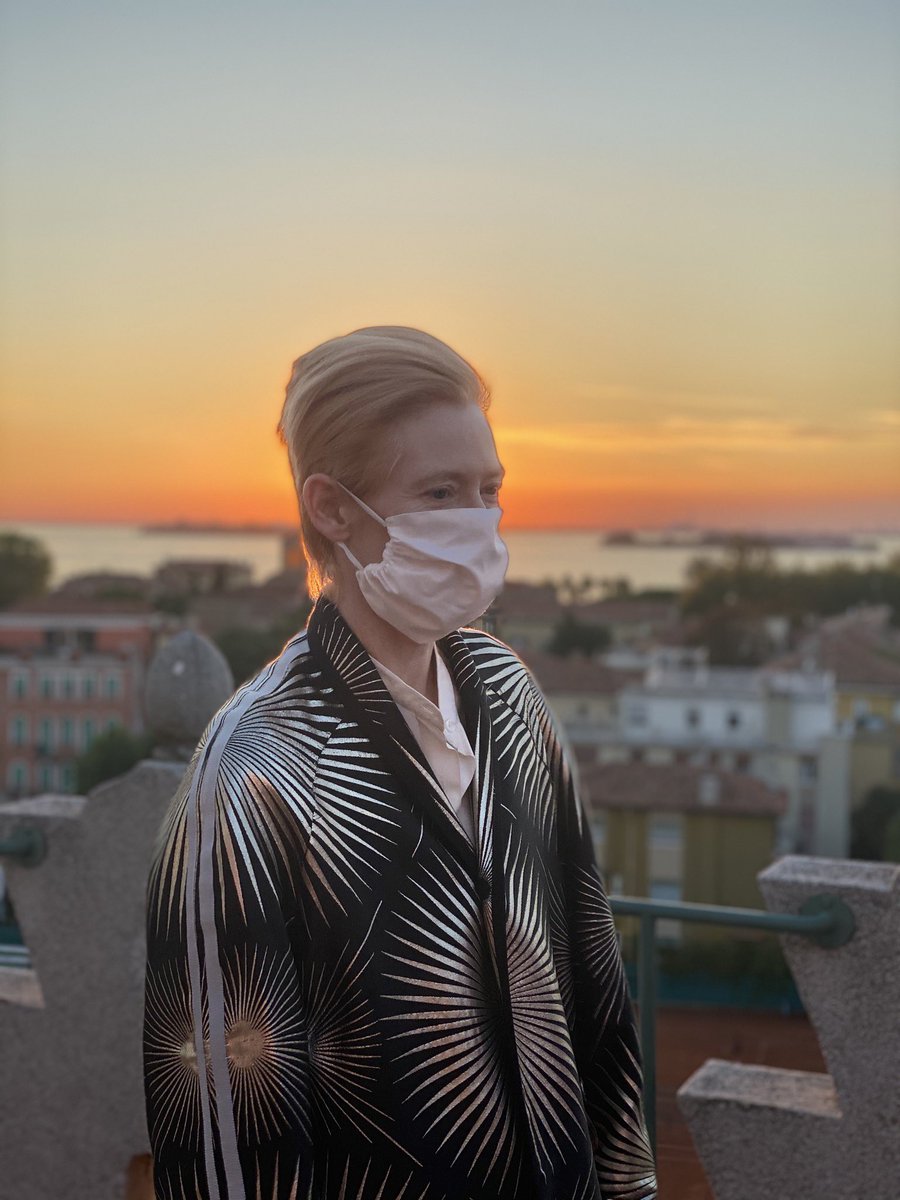 Hay una cosa muy bonita que nos ha contado Tilda Swinton. Una noche, cuando su hijo tenía ocho años, le preguntó: “Mamá, antes de que existiera el cine, qué soñaba la gente”. Es una de las mejores definiciones del cine (y su importancia) que he escuchado últimamente.