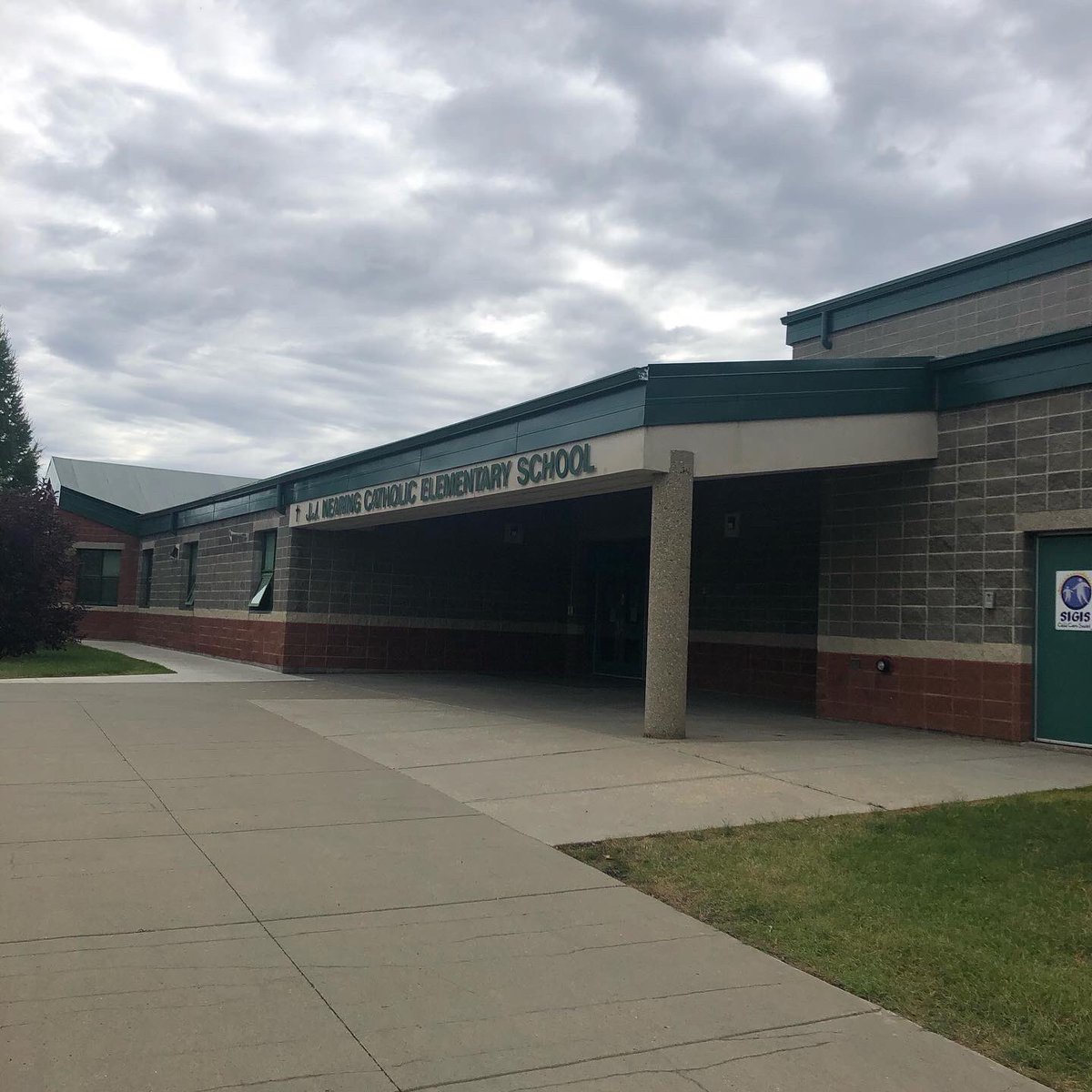 MissFraser95's tweet photo. Excited to be continuing teaching grade 2 this year, but in a difference province! Happy to be joining the Greater St. Albert Catholic School Board in Alberta🤗✏️🍏 https://t.co/pUyDVpslUv