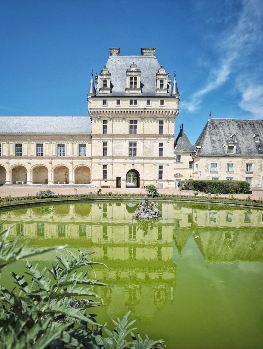 ChateauValencay's tweet photo. 🔴 𝗛𝗢𝗠𝗠𝗘 𝗜𝗟𝗟𝗨𝗦𝗧𝗥𝗘 | À partir de 1803, le château appartient au plus célèbre diplomate de l'Histoire de France, futur artisan du Congrès de Vienne, ministre de Napoléon : 𝗧𝗮𝗹𝗹𝗲𝘆𝗿𝗮𝗻𝗱 ! 🎖 #Histoire #ValdeLoire https://t.co/Gil0EoIQoQ