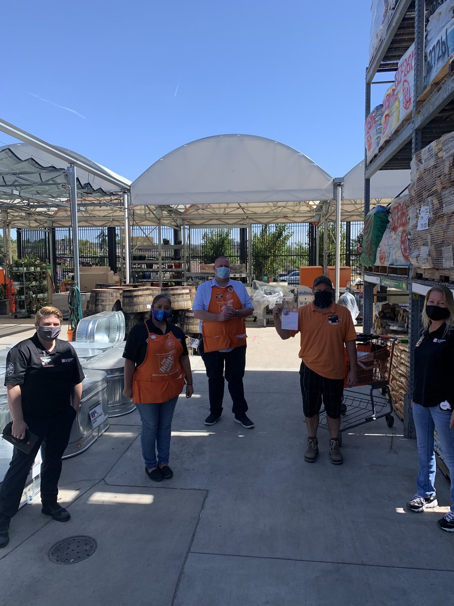 HelenBoatsTHD's tweet photo. @schultz_skory recognizing Brad 1510MET for all his hardwork and motivation! Thank you for all you do Brad! @ZahrobskyJanis @NeriWilliams @AndyDHRM @ehaggggg https://t.co/CALtoyL8N3