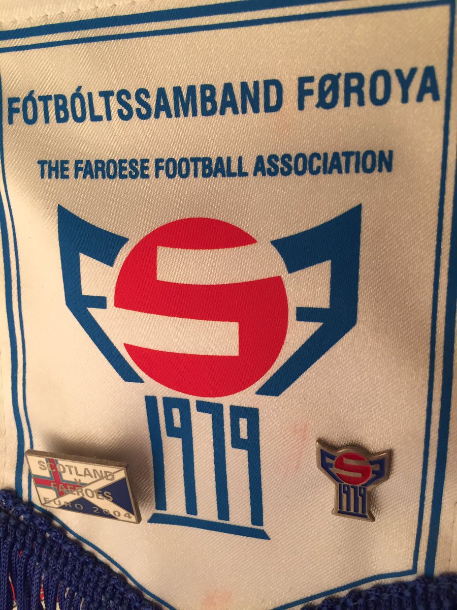 PippoArens's tweet photo. What a magic win for #Føroyar!🇫🇴🇫🇴🇫🇴🇫🇴🇫🇴🇫🇴🇫🇴🇫🇴🇫🇴🇫🇴
On 6/9/2002 I bought this pennant and the badges in #Toftir before #Faroes vs #Scotland 2:2. First match of Berti Vogts as Scottish coach and his team 0:2 down after some minutes.
@FaeroskFodbold https://t.co/orOnj6AbMM