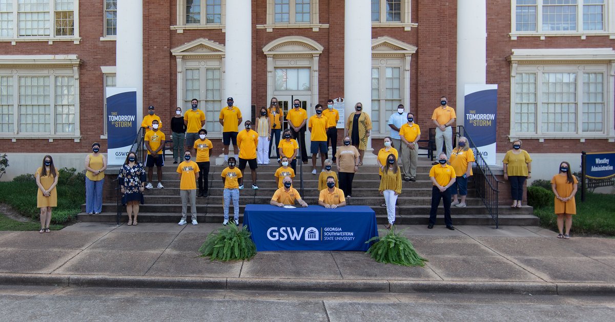 GaSouthwestern's tweet photo. On this #GoldForceThursday, Americus Mayor Barry Blount signed a proclamation declaring Thursday, September 10 as GSW's Day of Giving and gave his personal contribution to @CanesPresident. π #GSWDayOfGiving #TakeGivingByStorm
FULL STORY πhttps://t.co/SvOhXWrUSl https://t.co/mWKZC0AluR