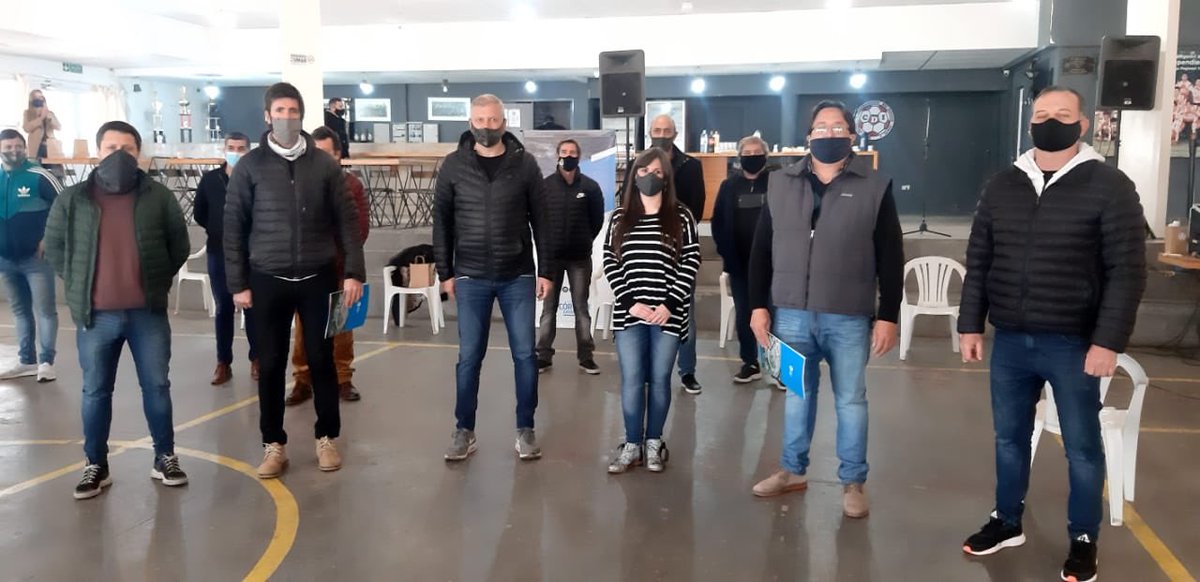 pichi_oficial's tweet photo. Estuvimos en el Club Independiente de Río Tercero entregando el subsidio del Programa de Asistencia Económica, a 19 clubes del departamento Tercero Arriba.
¡Felicito a los dirigentes por el trabajo inconmensurable que realizan! Desde el @gobdecordoba vamos a seguir acompañándolos https://t.co/jBpkNEGRRk