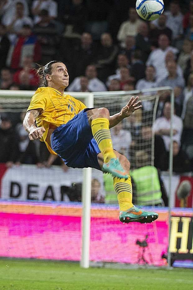 oinfofutebol's tweet photo. Só os mitos lembram esse golaço do Ibra. https://t.co/kpFP93jYS0